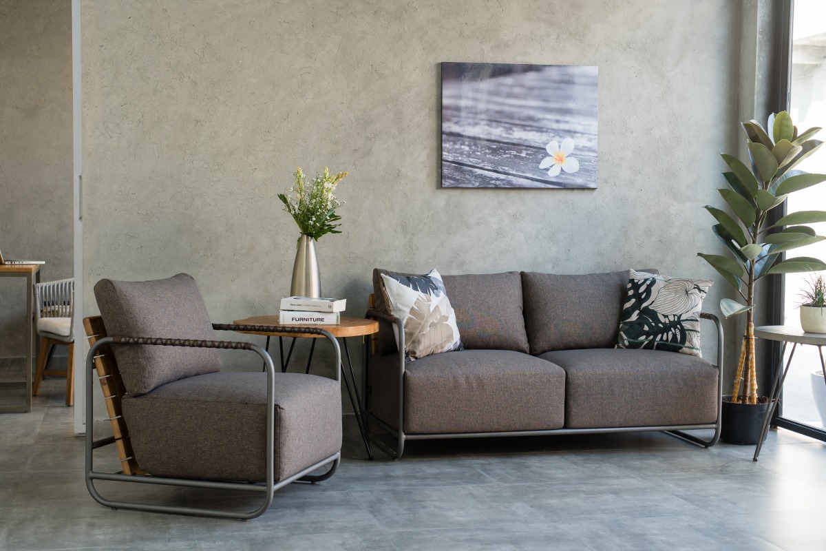 Satu set sofa SOFIA yang terbuat dari rangka besi, kayu jati, dan cushion yang nyaman.